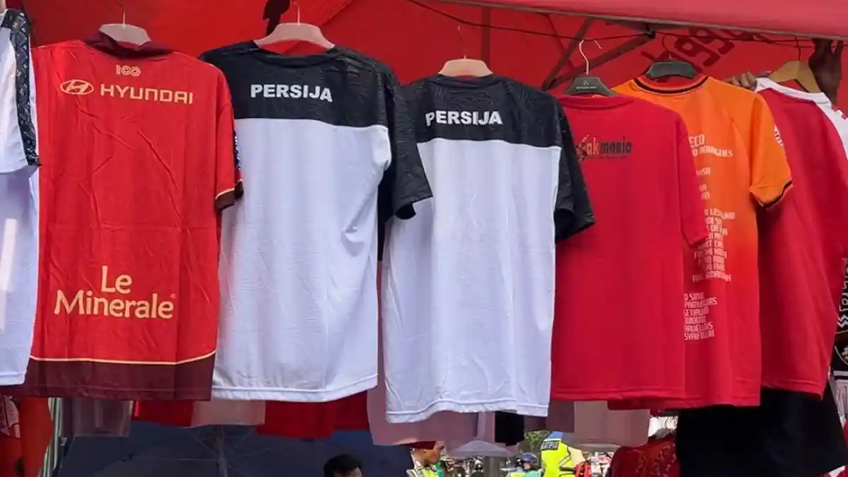 Aksi pertandingan Persija Jakarta melawan Persib Bandung di SUGBK