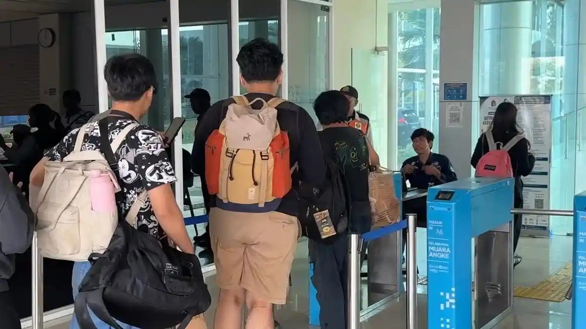 Aktivitas wisatawan di Pelabuhan Kaliadem pascagempa Kepulauan Seribu