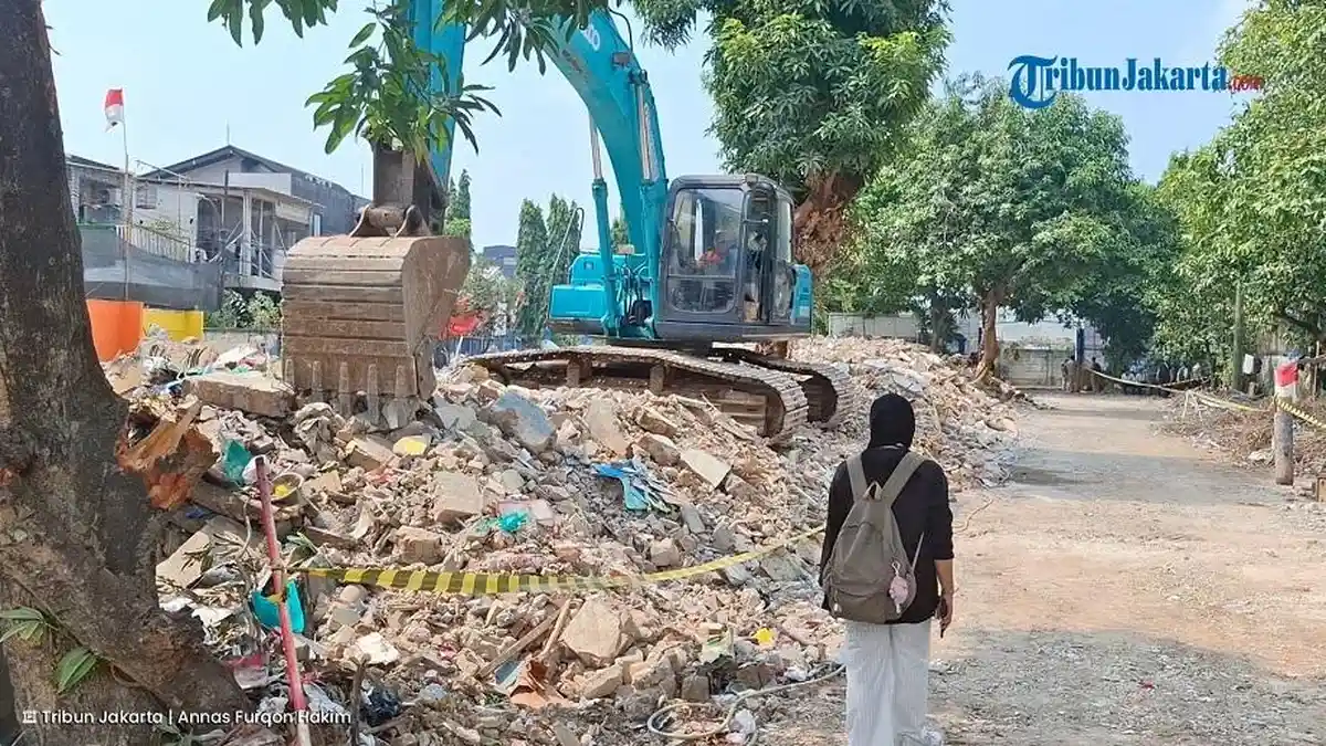 Alat berat disiapkan di lokasi SDN Kebayoran Lama 09 Jakarta Selatan