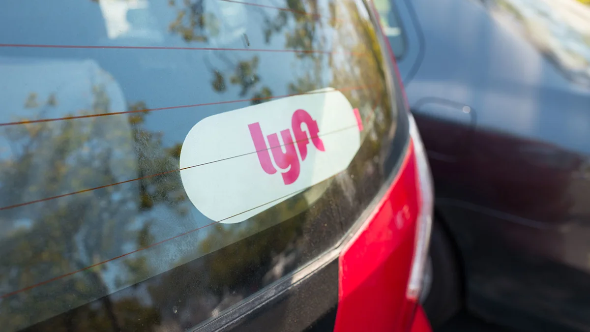 Aplikasi ponsel Lyft dan armada kendaraan transportasi online
