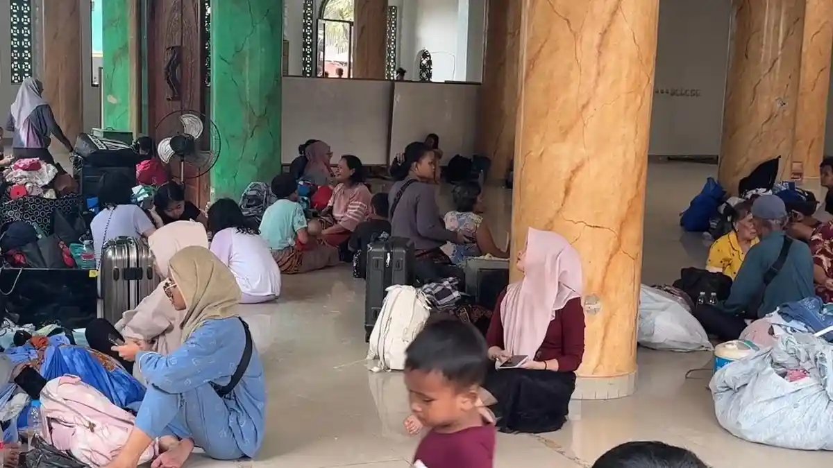 Asap mengepul dari lokasi kebakaran 22 kontrakan di Kampung Muka Ancol Jakarta Utara