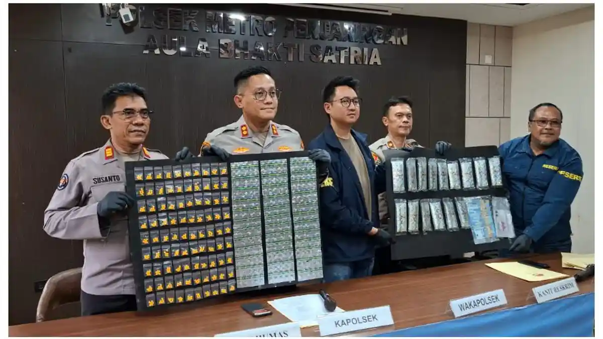 Barang bukti obat keras Tramadol dan Hexymer yang disita polisi di Penjaringan