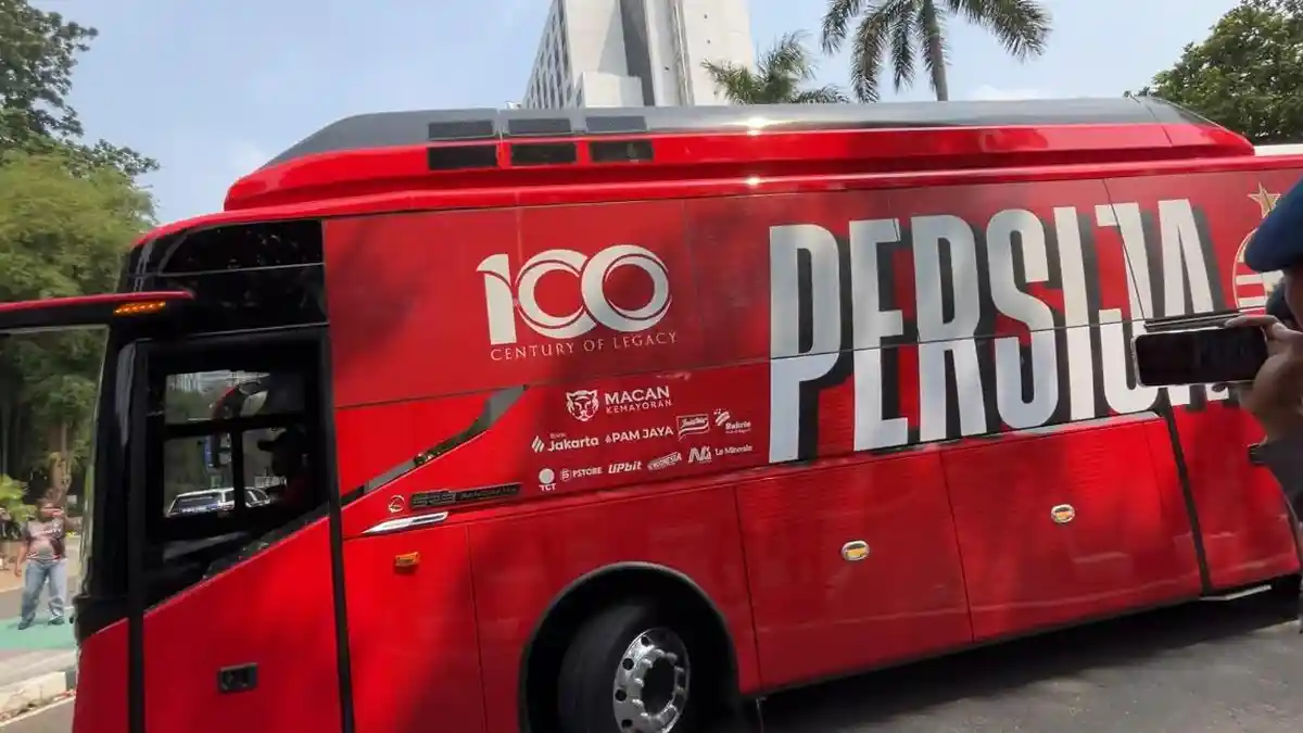 Bus oranye Persija Jakarta tiba di Stadion GBK dengan pengawalan ketat polisi