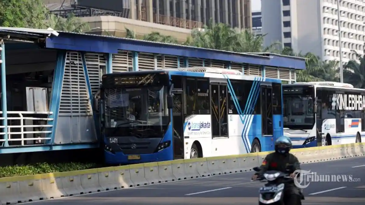 Bus Transjakarta beroperasi di jalanan ibu kota Jakarta