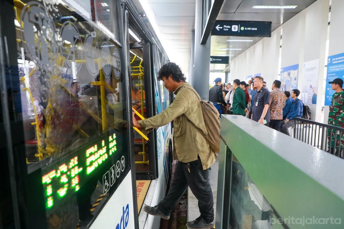 Bus Transjakarta rute T31 melintas di jalanan Jakarta
