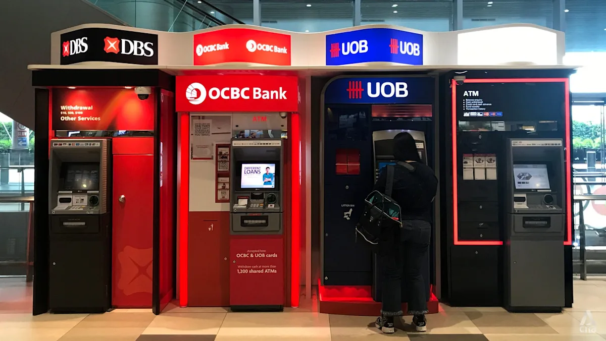 Deretan mesin Anjungan Tunai Mandiri atau ATM bank di Singapura
