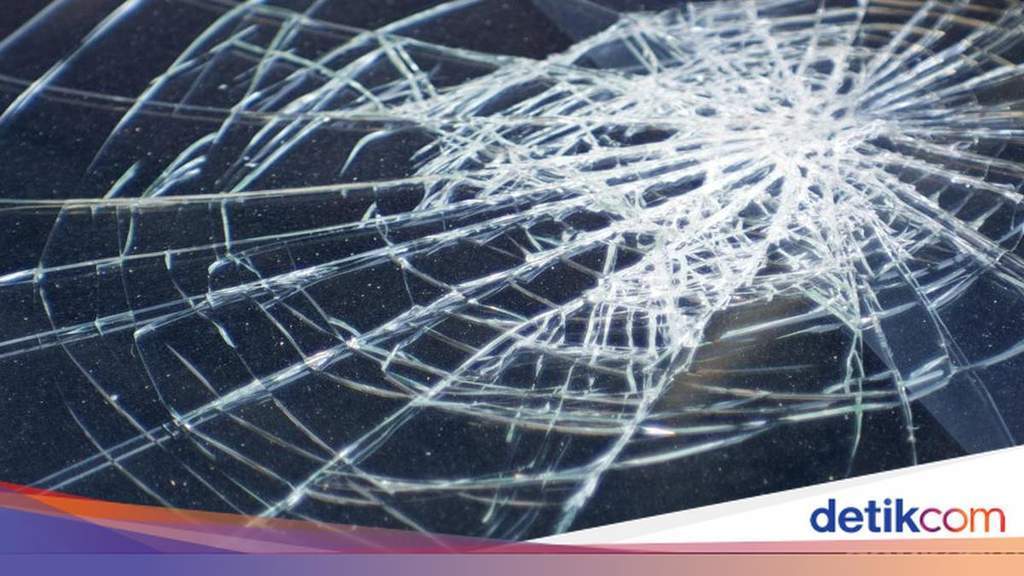 Diduga Ngantuk Habis Nobar, Pemotor Kecelakaan di Flyover Ciputat