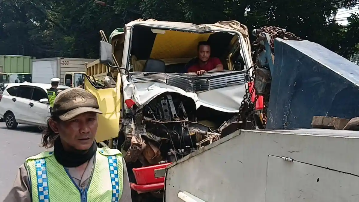 Evakuasi truk engkel yang menabrak fuso di Jalan Raya Bogor Ciracas