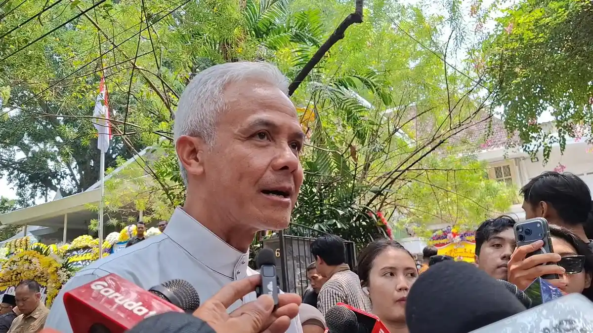 Ganjar Pranowo saat mengenang Guruh Soekarnoputra di rumah duka