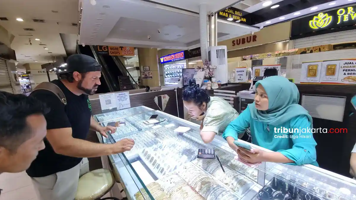 Grafik dan batangan emas Antam yang mengalami penurunan harga tipis hari ini