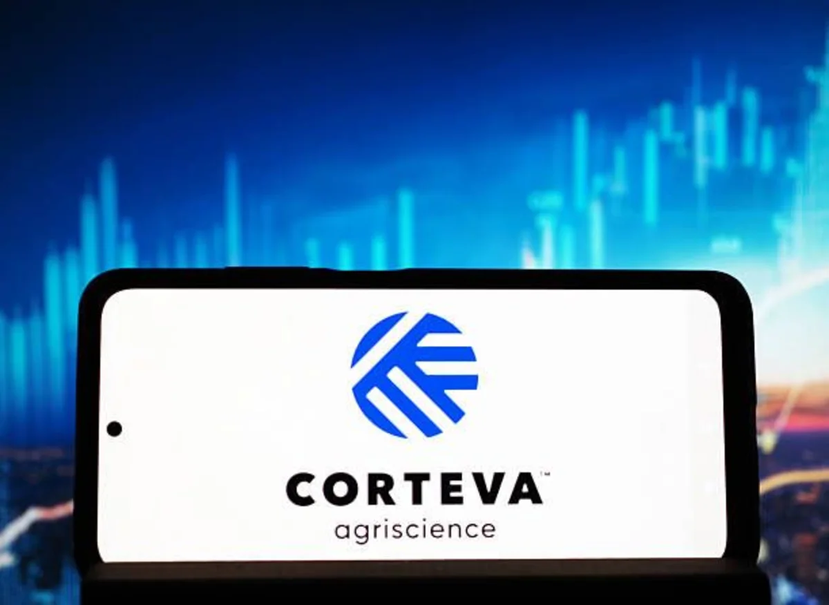 Grafik penurunan harga saham Corteva CTVA setelah spin-off unit bisnis Vylor