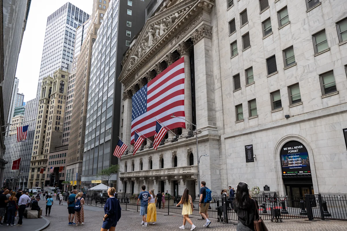 Grafik pergerakan bursa saham Amerika Serikat di Wall Street menunjukkan fluktuasi indeks utama
