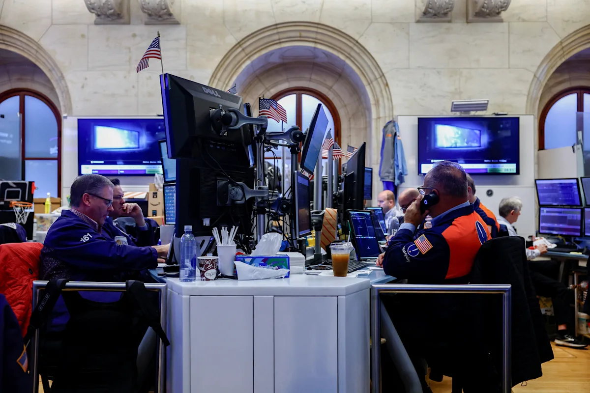 Grafik pergerakan bursa saham Wall Street di layar monitor keuangan