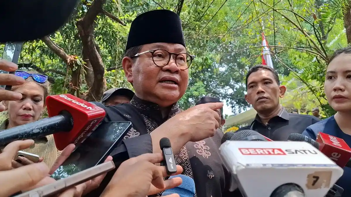 Gubernur DKI Jakarta Pramono Anung melayat ke rumah duka Guruh Soekarnoputra di Jakarta Selatan