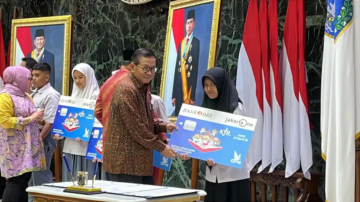 Gubernur DKI Jakarta Pramono Anung membahas penyaluran dana KJP Plus