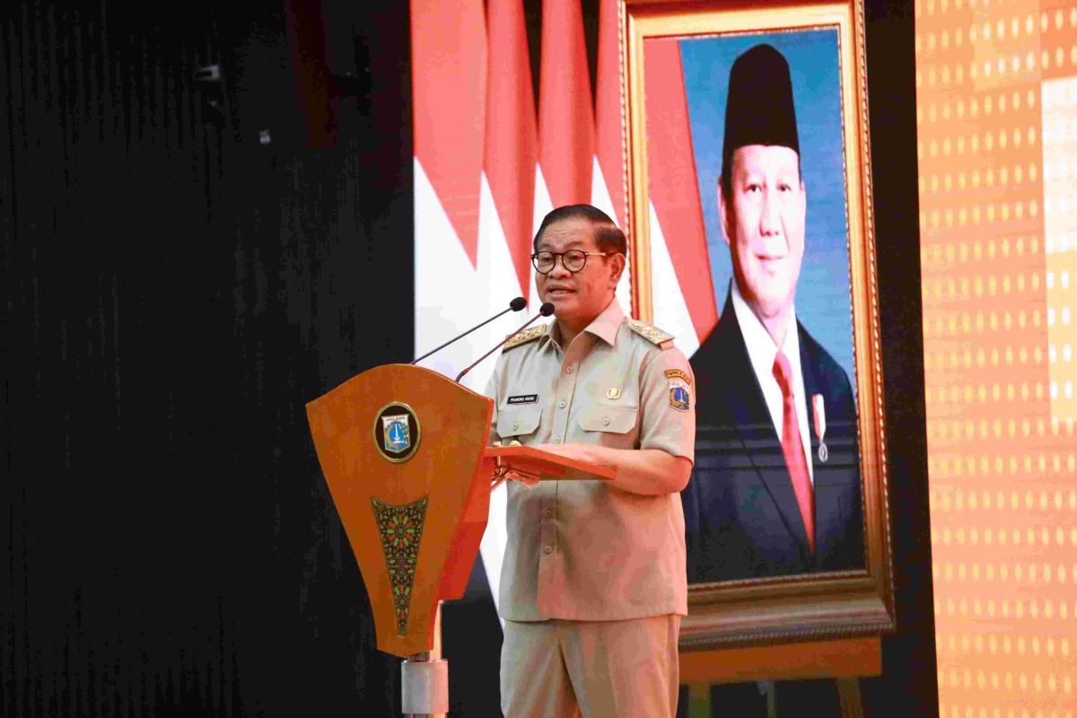Gubernur DKI Jakarta Pramono Anung memberikan keterangan pers terkait kajian ganjil genap