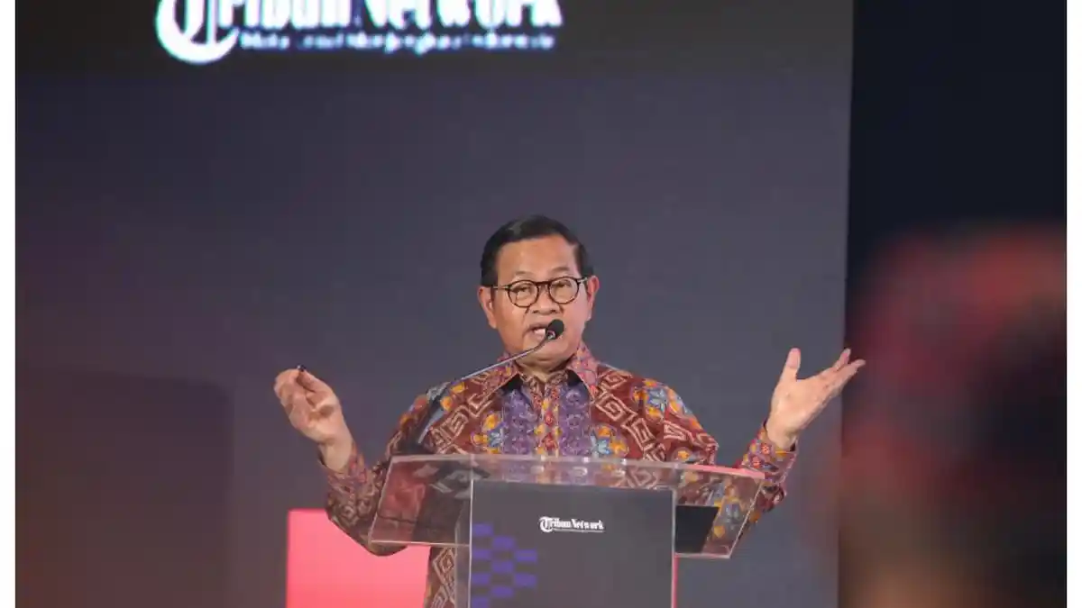 Gubernur DKI Jakarta Pramono Anung memberikan keterangan terkait penipuan rekrutmen Damkar