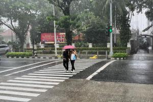 Suasana pemukiman di DKI Jakarta saat diguyur hujan ringan.
