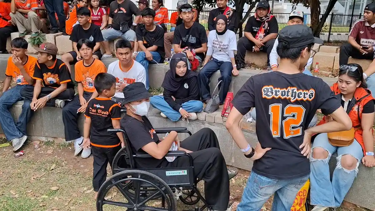 Ibnu Azzam suporter Persija Jakarta di kursi roda saat menonton laga di GBK