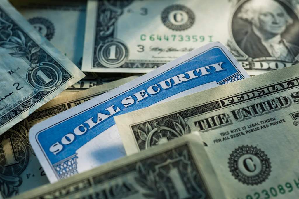 Ilustrasi cek dana pensiun Social Security dan kalkulasi keuangan 2027