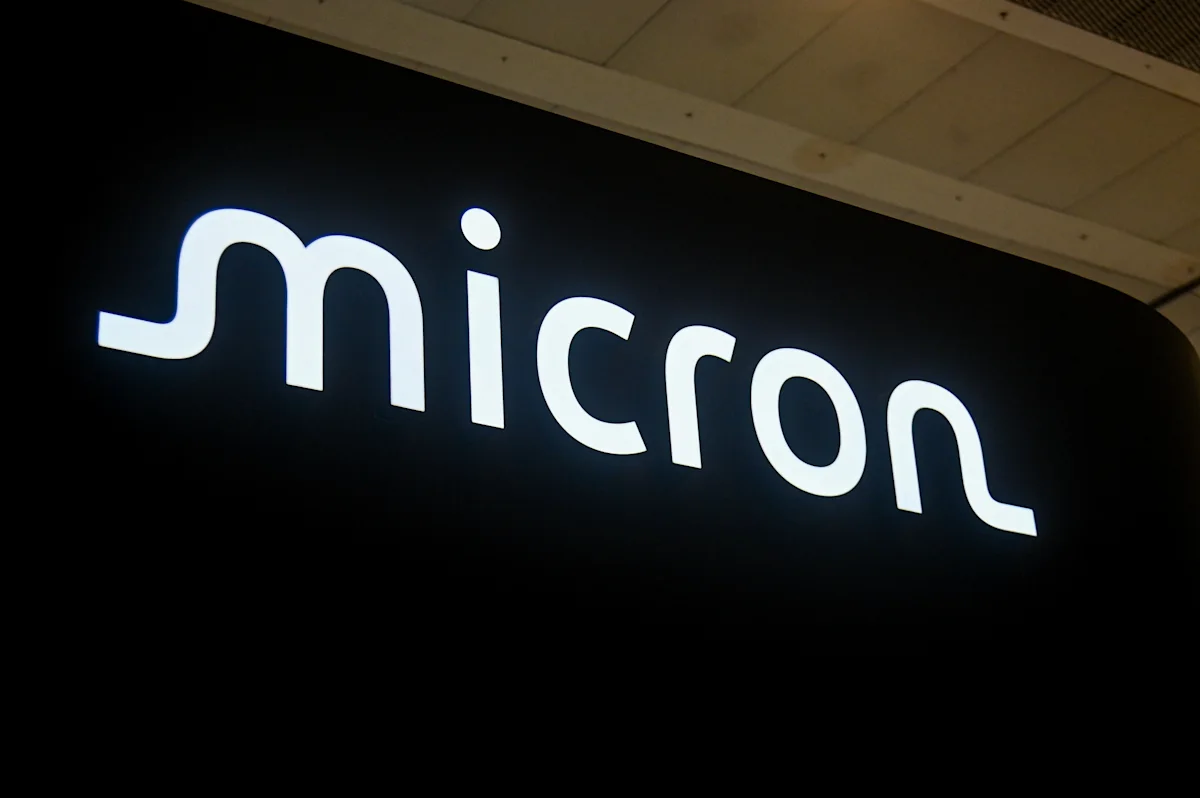 Ilustrasi chip memori dan semikonduktor Micron yang menghadapi kelangkaan pasokan global akibat ledakan tren kecerdasan buatan