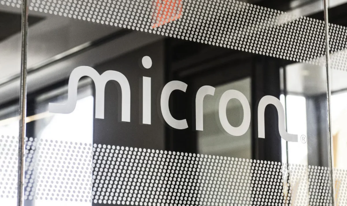 Ilustrasi chip memori semikonduktor Micron di fasilitas produksi teknologi tinggi