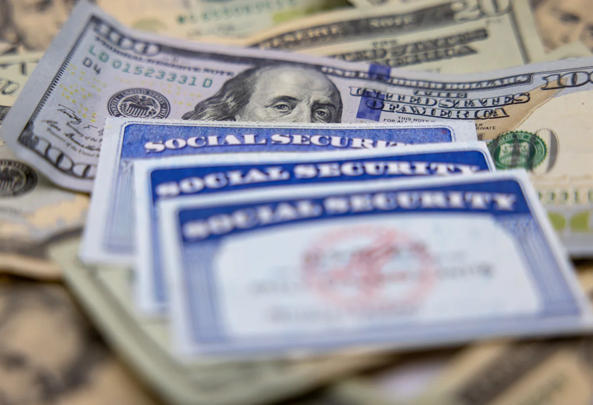 Ilustrasi dokumen keuangan Social Security Amerika Serikat dan dana pensiun