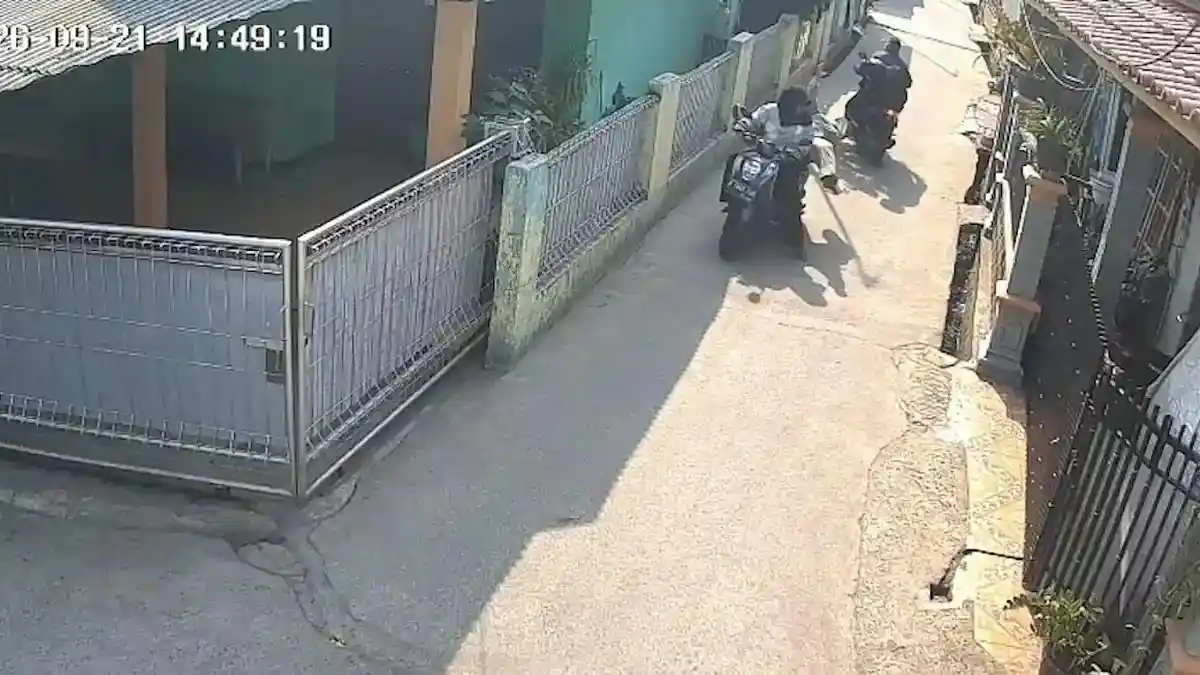 Ilustrasi kasus penjambretan tas pengendara motor di jalan raya