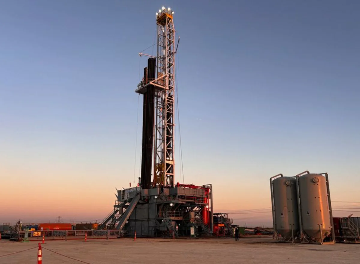 Ilustrasi kilang minyak dan fasilitas energi global saat lonjakan harga