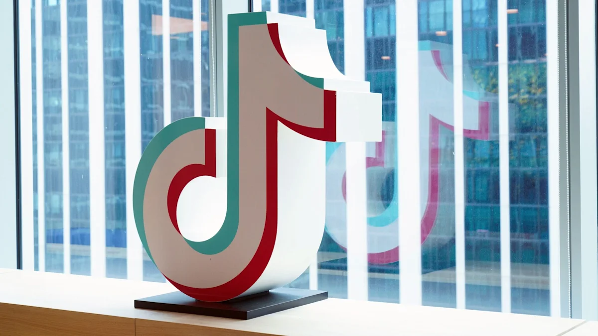 Ilustrasi logo Meta dan TikTok bersaing ketat dalam bisnis digital