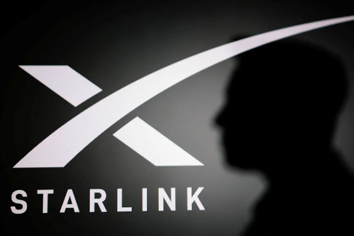 Ilustrasi satelit Starlink SpaceX dan menara seluler telekomunikasi di Amerika Serikat