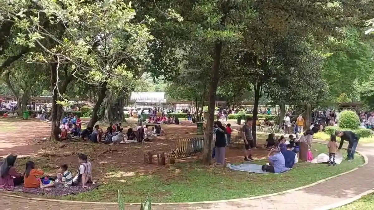 Gubernur Pramono Anung meninjau pameran FLONA Jakarta 2026 di Lapangan Banteng