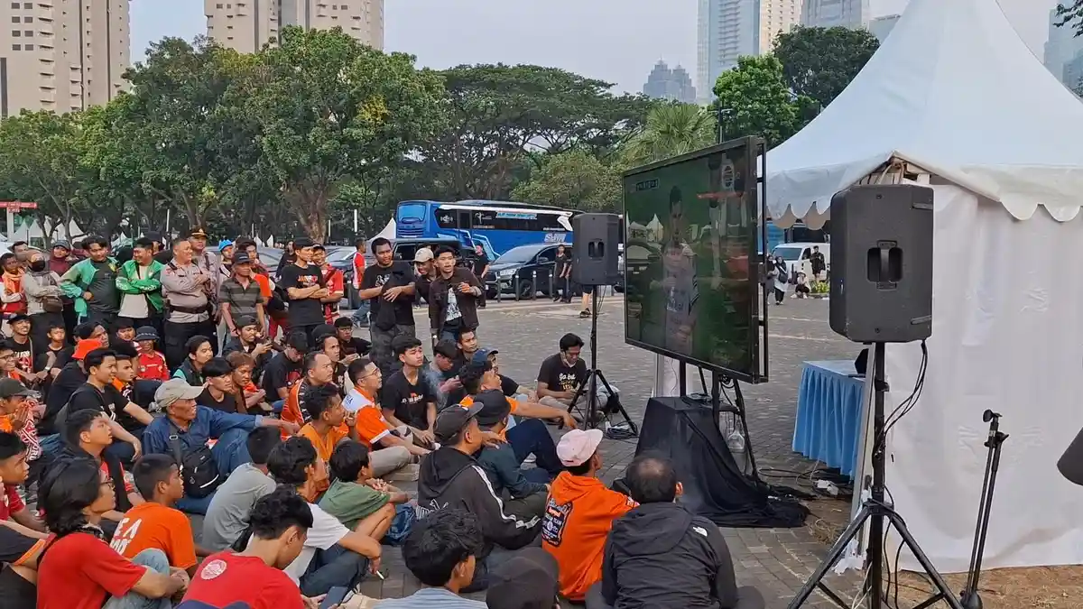 Eks Ketum The Jakmania Diky Soemarno melompat kegirangan usai Persija menang atas Persib di SUGBK