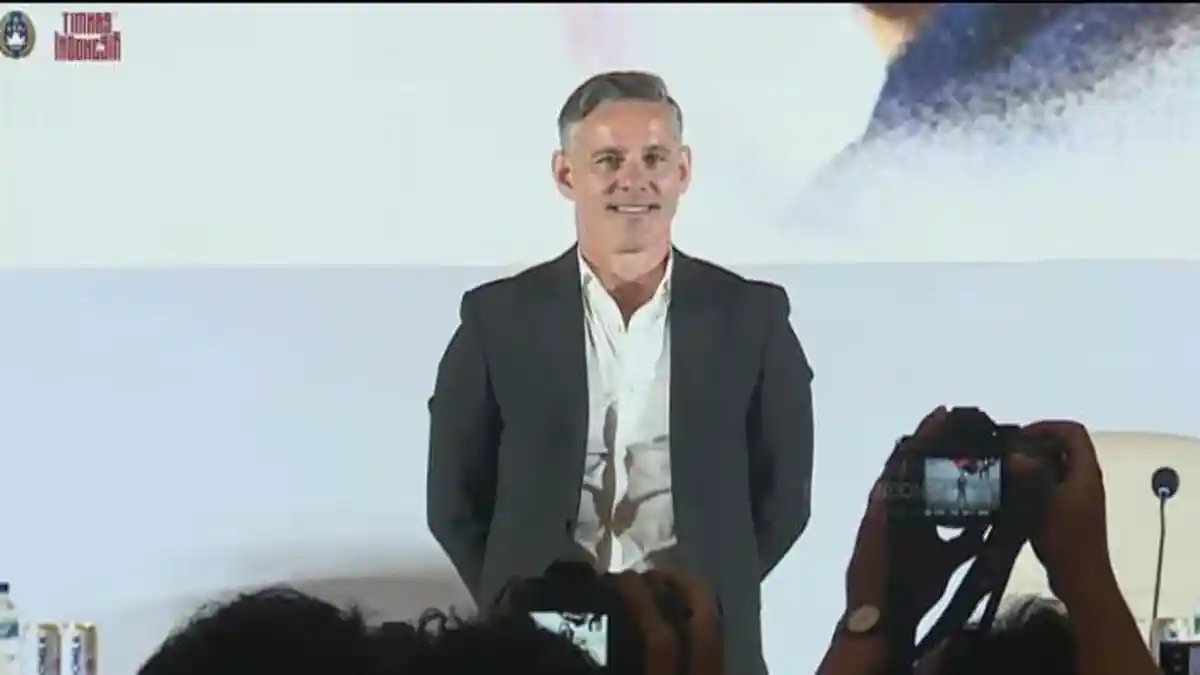 John Herdman memberikan instruksi kepada skuad Timnas Indonesia jelang laga ASEAN Cup 2026
