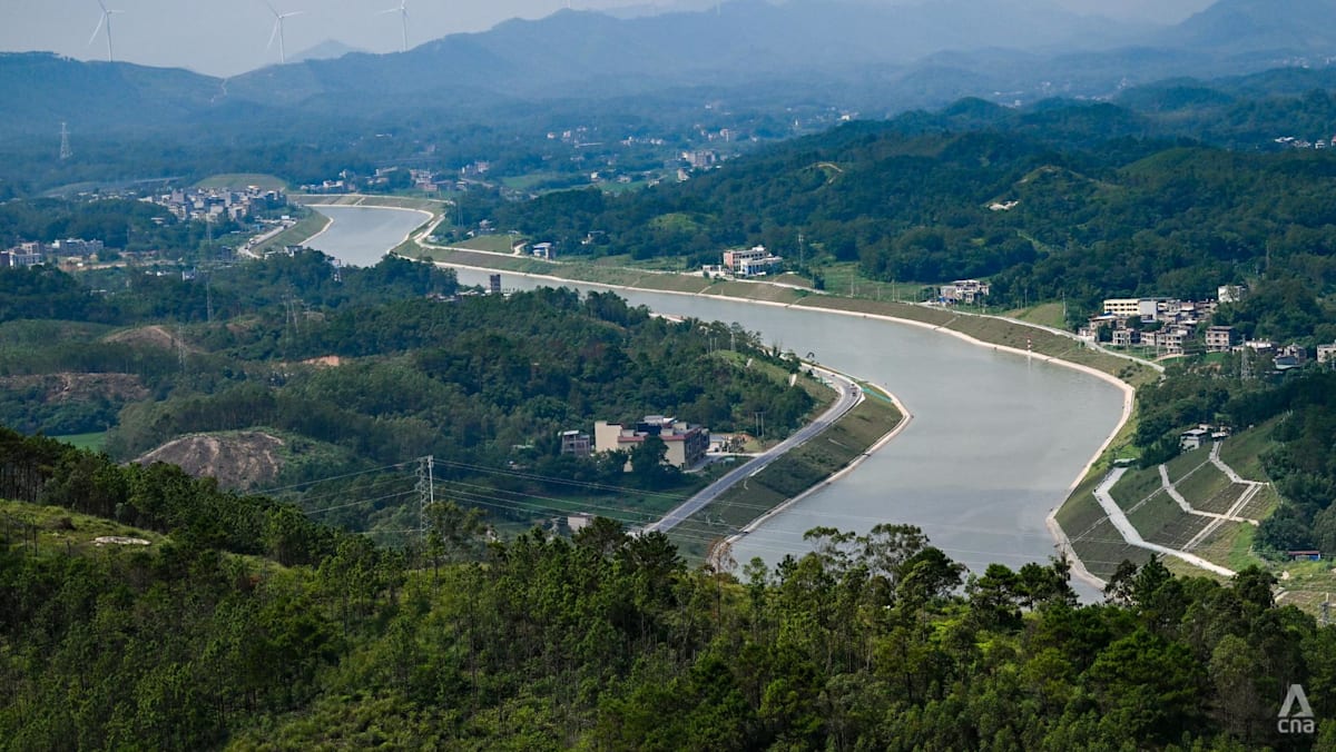 Kapal kargo melewati Kanal Pinglu di Guangxi China