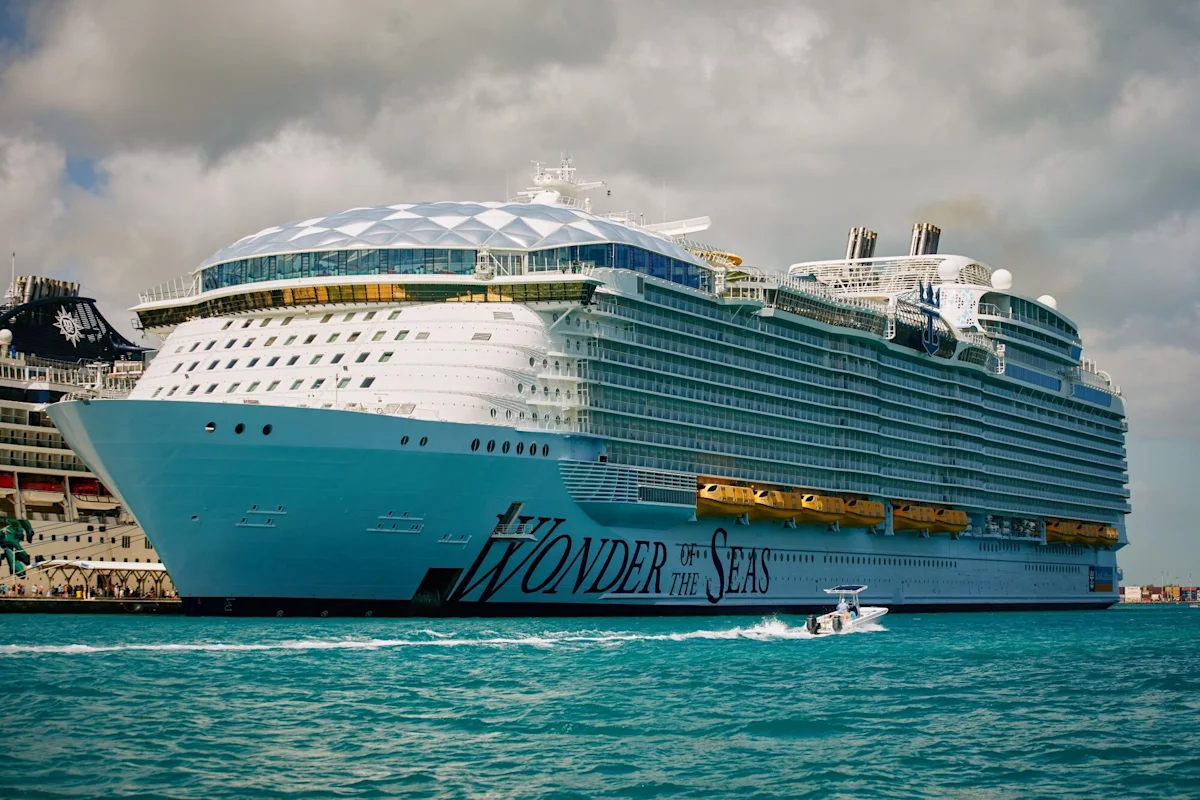 Kapal pesiar mewah Royal Caribbean bersandar di perairan Karibia