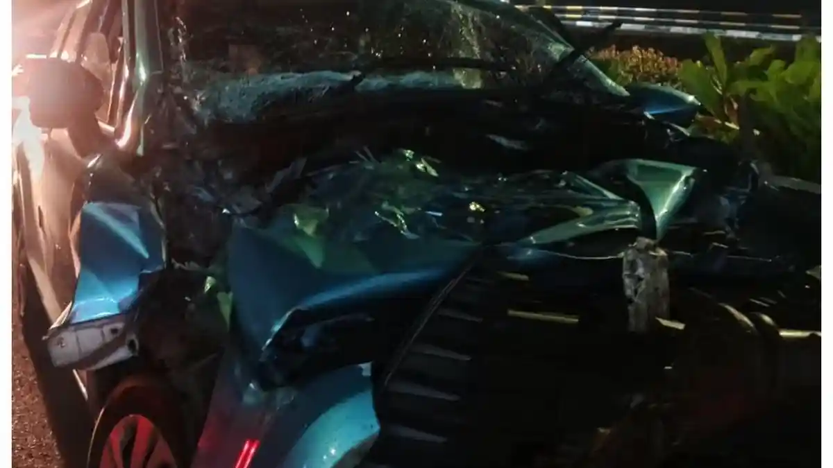 Kecelakaan taksi ringsek tabrak truk di Tol Cililitan arah Cawang