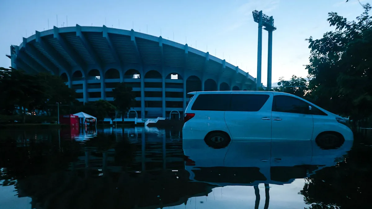 Kendaraan terendam banjir di kompleks Stadion Nasional Rajamangala Bangkok