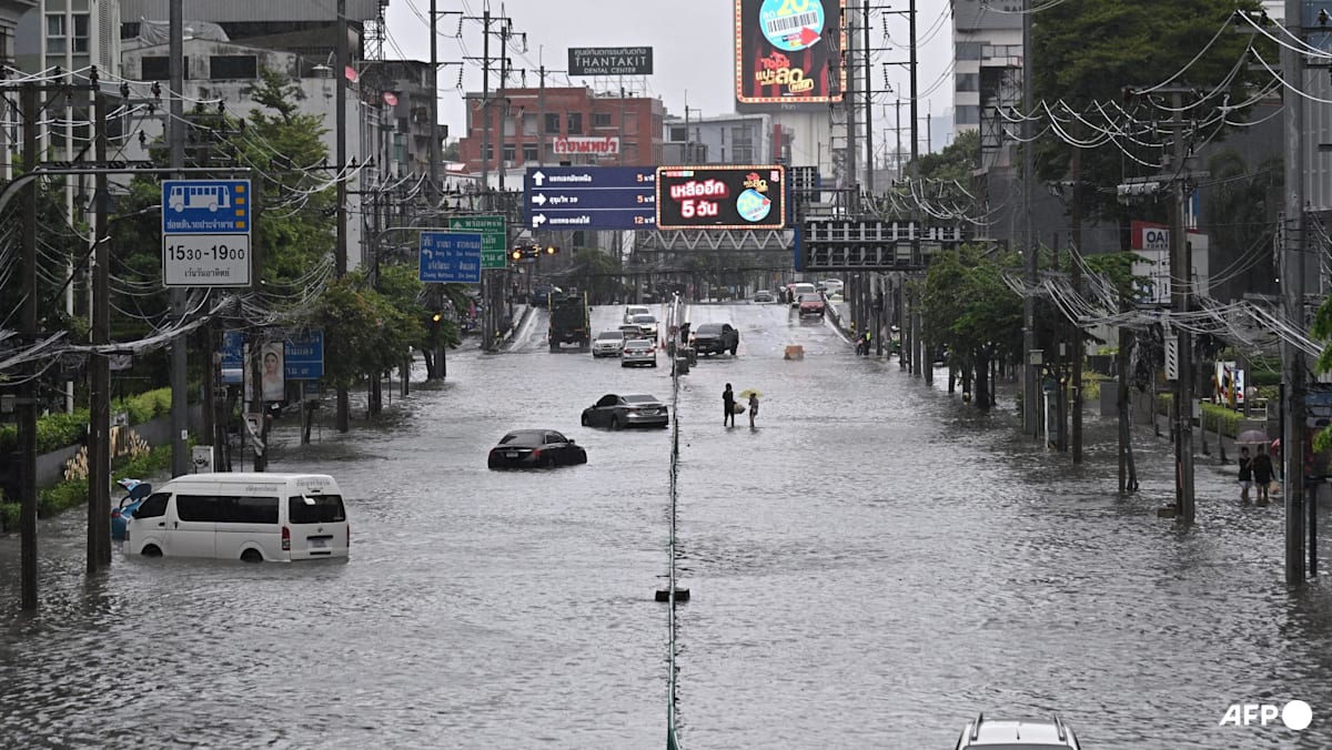 Kendaraan terjebak banjir di jalan raya Bangkok