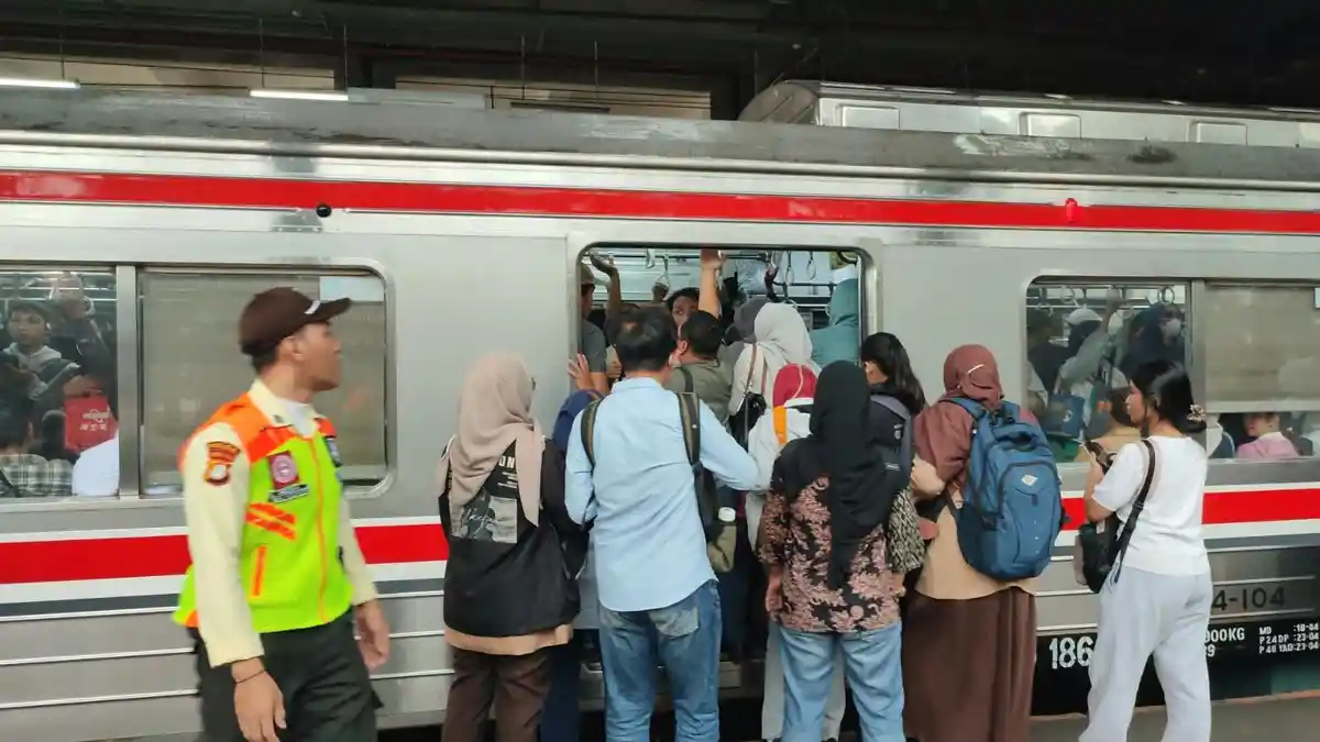 Kepadatan penumpang KRL di stasiun akibat gangguan pohon tumbang
