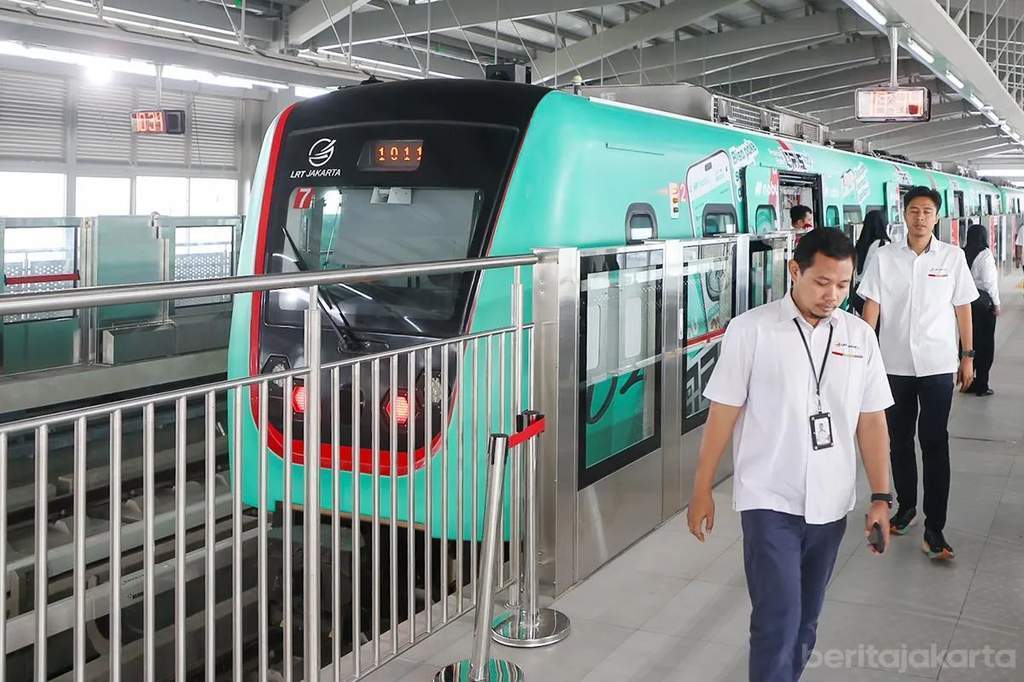 Kereta LRT Jakarta melintas di jalur layang rute Velodrome Manggarai