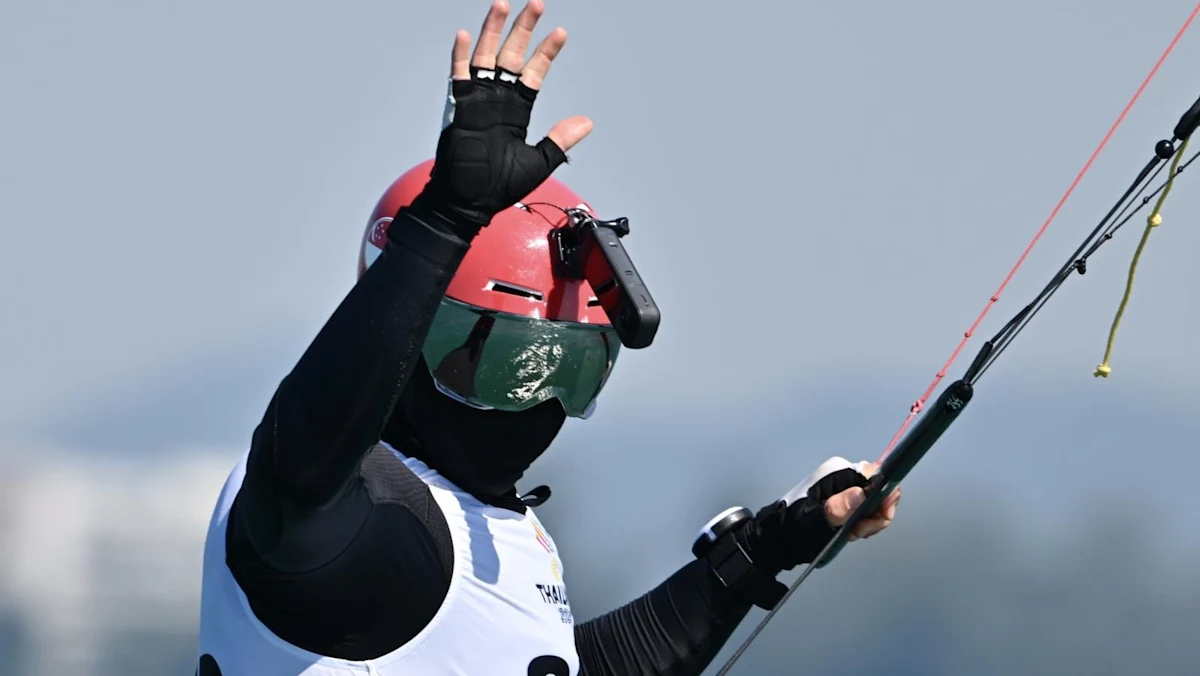 Kitefoiler Singapura Max Maeder merayakan kemenangan di European Championships