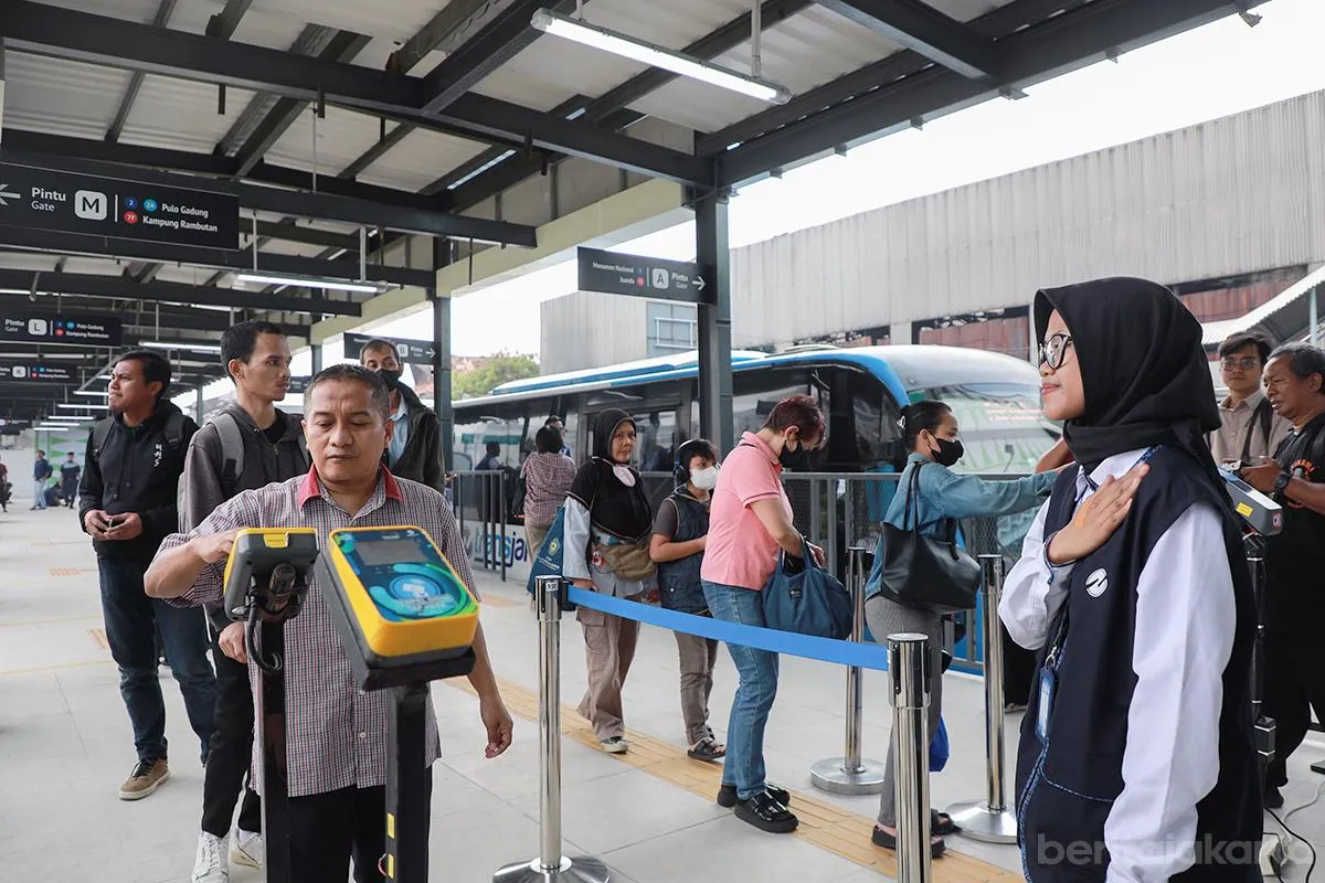 Kondisi area tunggu di Halte Pasar Baru Transjakarta pada malam hari