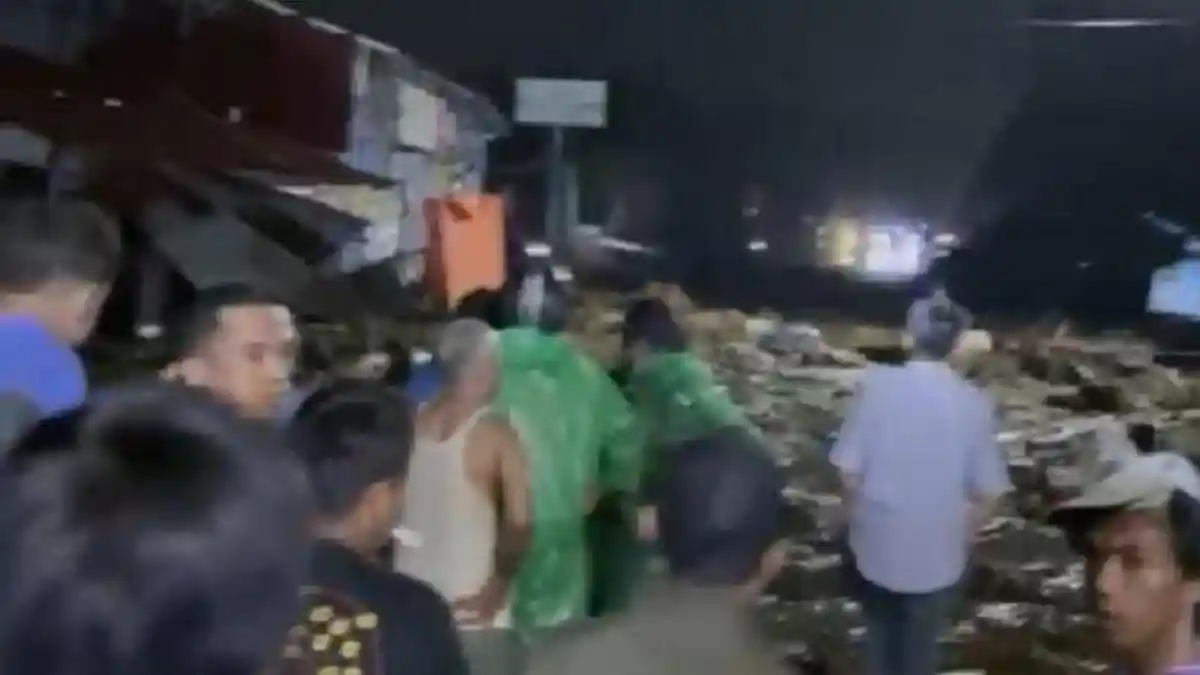 Kondisi banjir bandang yang membawa lumpur dan batu di Solok