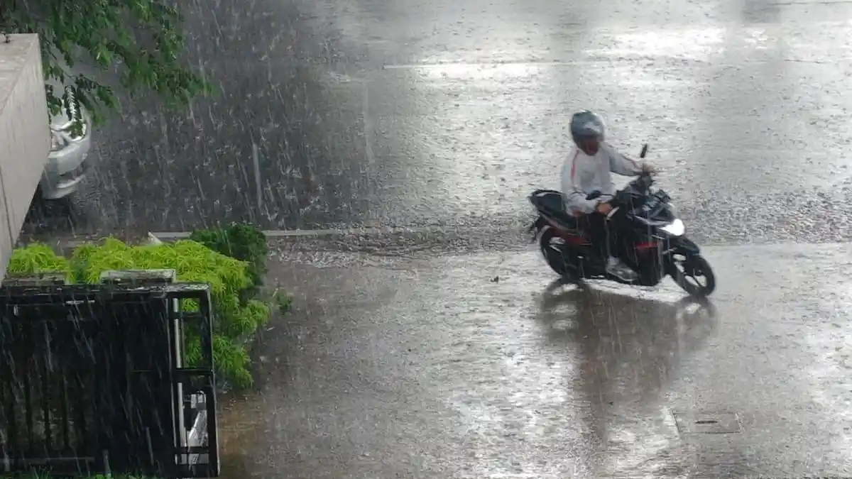 Kondisi cuaca hujan ringan yang membasahi jalanan utama di Jakarta