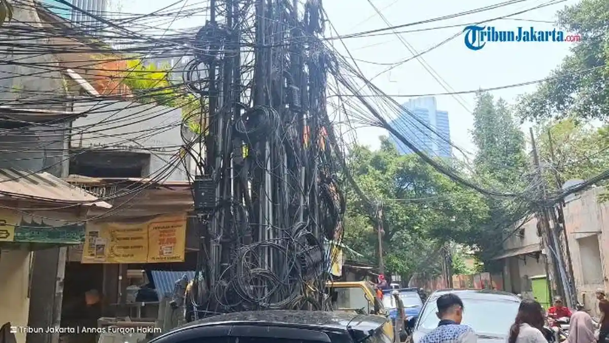 Kondisi kabel semrawut dan menjuntai di Jalan Kuningan Barat Jakarta Selatan