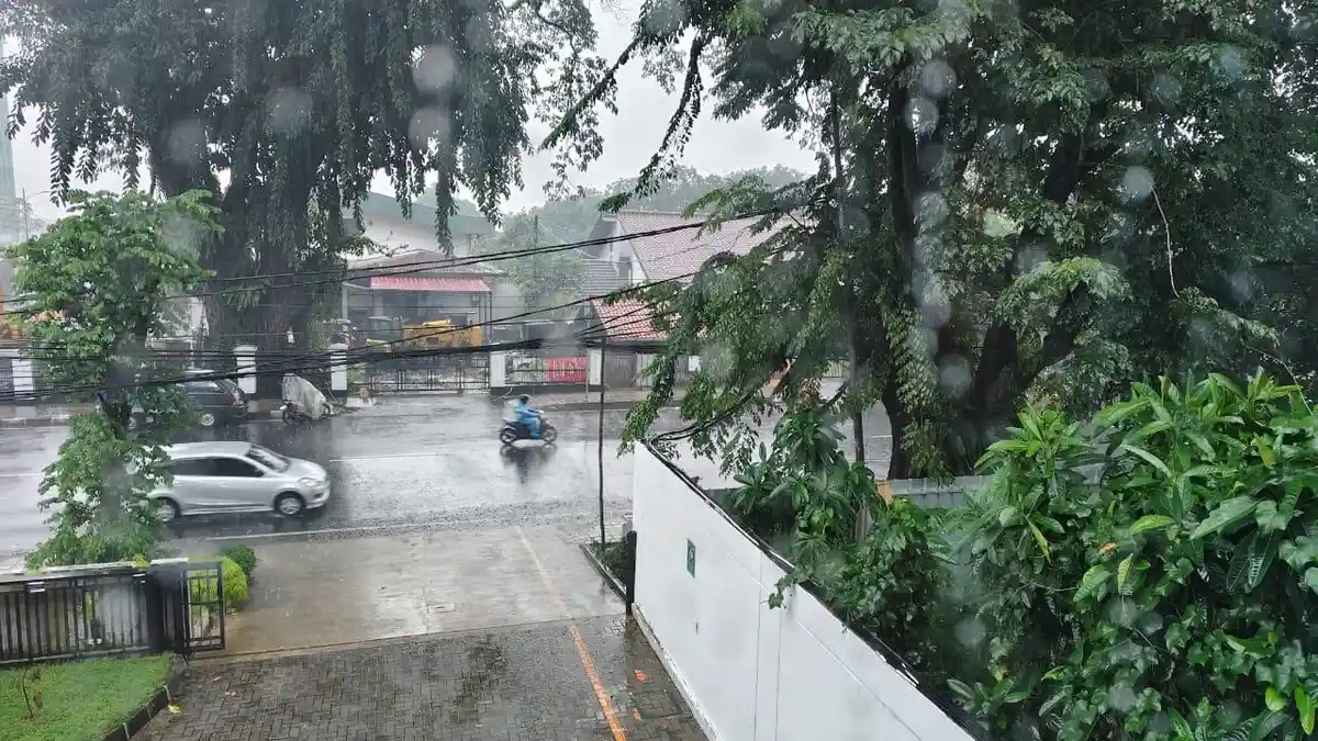 Kondisi langit mendung dan potensi hujan di wilayah Jakarta