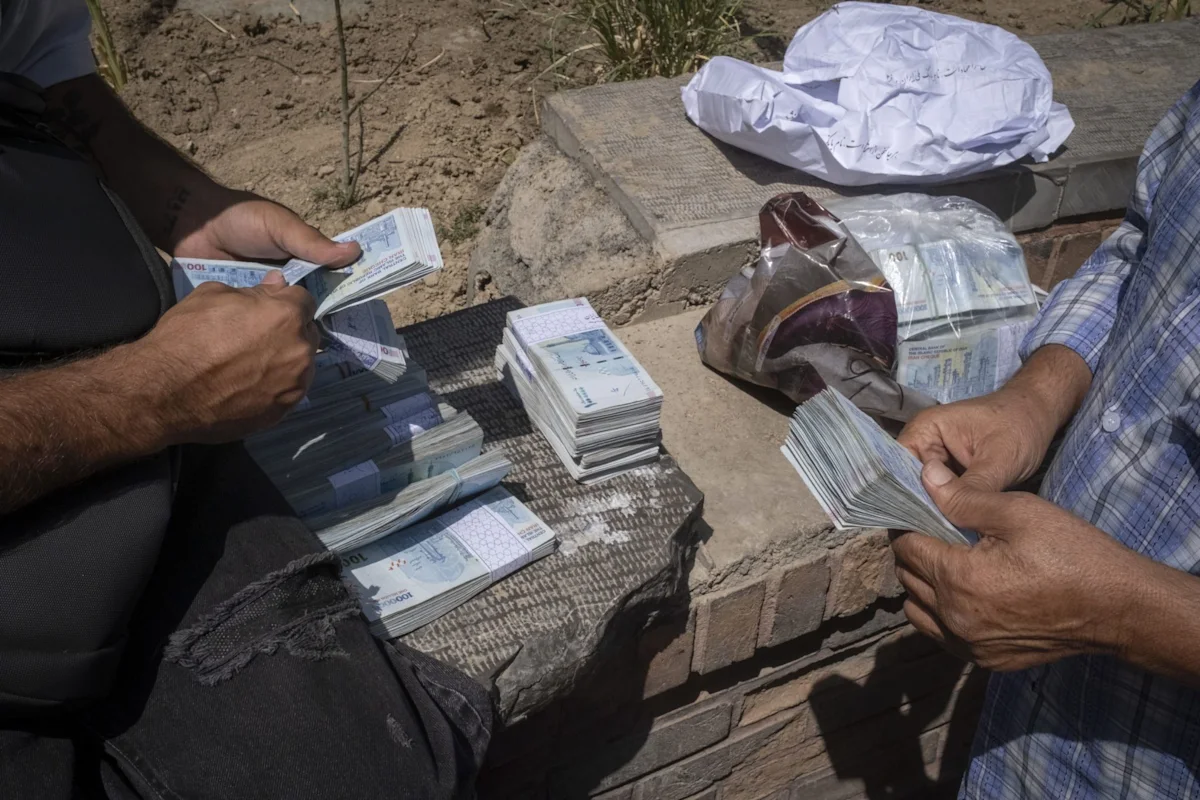 Krisis ekonomi Iran dan kejatuhan nilai tukar mata uang rial di pasar uang