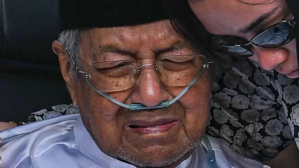 Mahathir Mohamad menghadiri pemakaman Siti Hasmah Mohamad Ali di Putrajaya