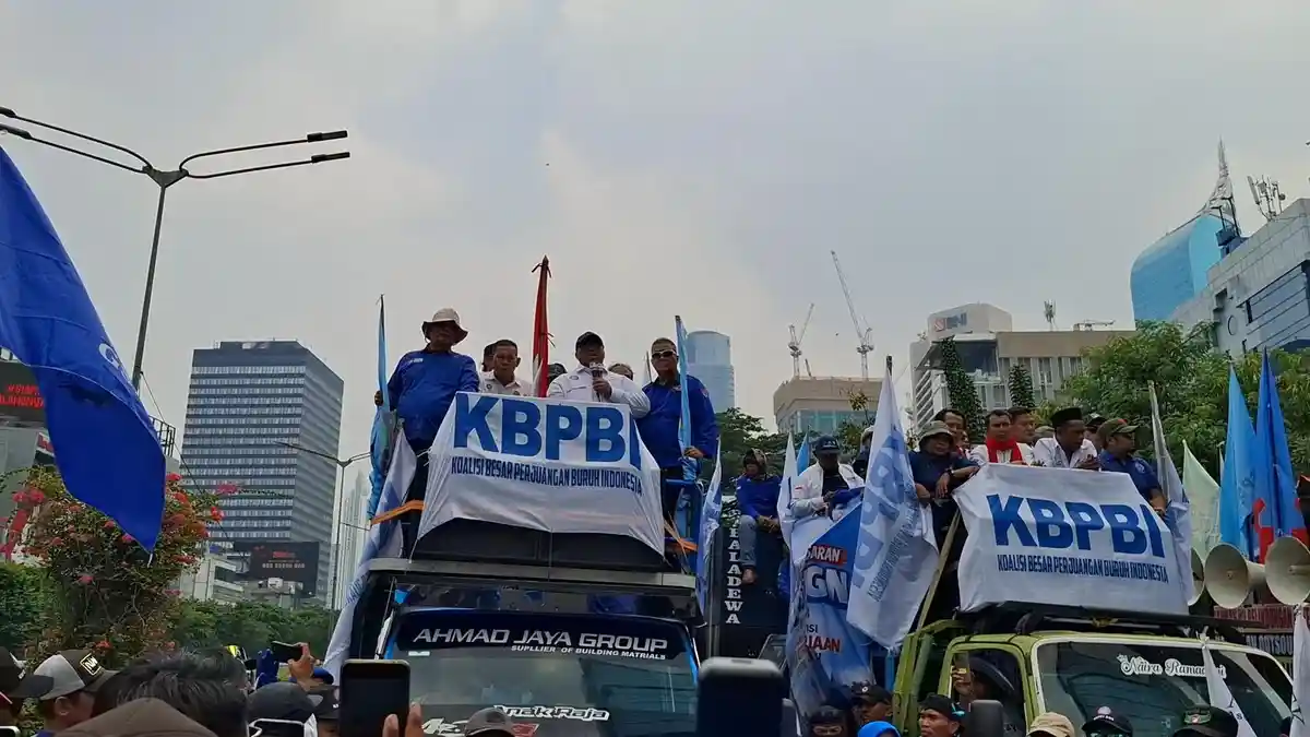 Massa buruh menggelar aksi unjuk rasa damai di Jalan MH Thamrin Jakarta Pusat
